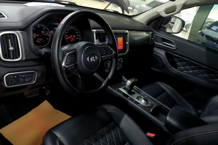 Used Great Wall Poer 2021 2.0T Global Version Automatic Diesel 4x4 Comfort Trim Standard Box GW4D20M Center Console