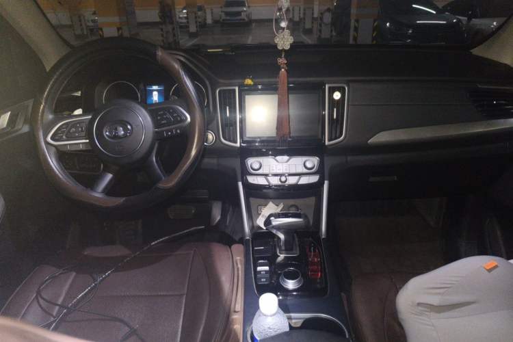 Used Great Wall Poer 2021 2.0T Commercial Version Automatic Diesel Two-Wheel Drive Elite Trim with Long Bed – GW4D20M Center Console