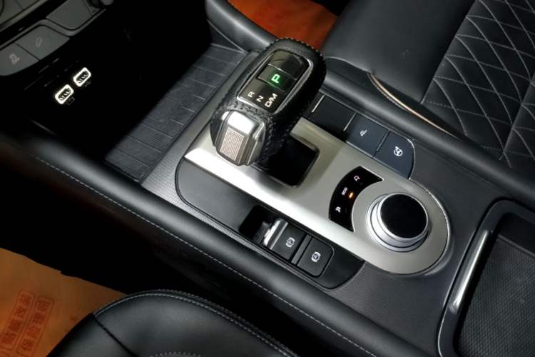 Used Great Wall Poer 2021 2.0T Global Version Automatic Diesel 4x4 Comfort Trim Standard Box GW4D20M Gear Lever