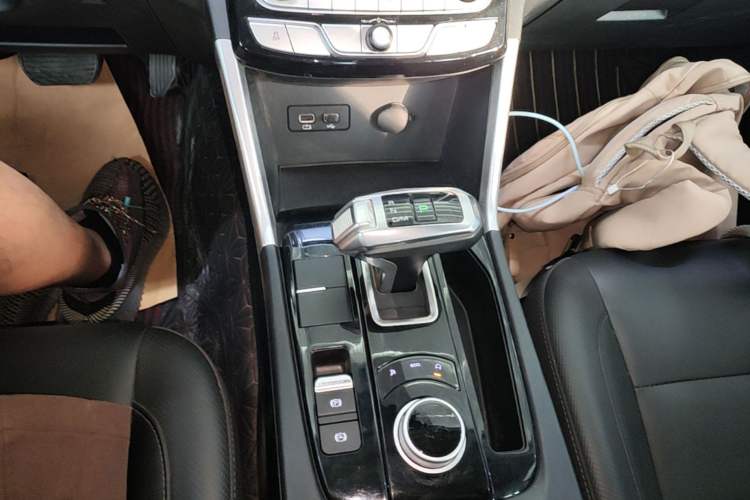 Used Great Wall Poer 2021 2.0T Commercial Version Automatic Diesel Two-Wheel Drive Elite Trim with Long Bed – GW4D20M Gear Lever