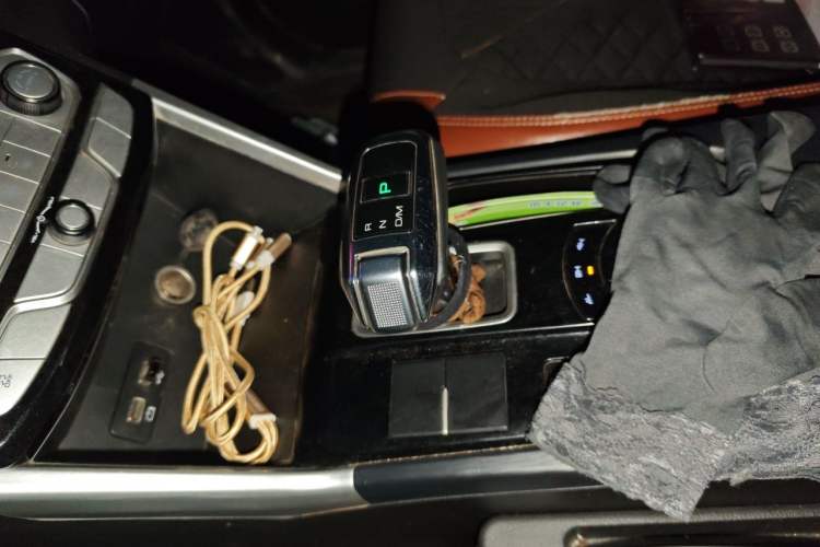 Used Great Wall Poer 2021 2.0T Commercial Version Automatic Diesel 4x4 Navigation-Ready Long-Box GW4D20M Gear Lever