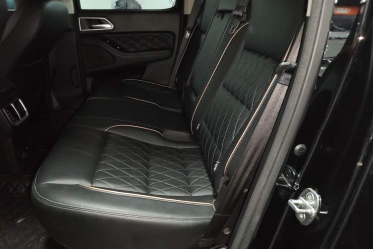 Used Great Wall Poer 2021 2.0T Global Version Automatic Diesel 4x4 Comfort Class Standard Box Trailer Edition GW4D20M Left Rear Seat