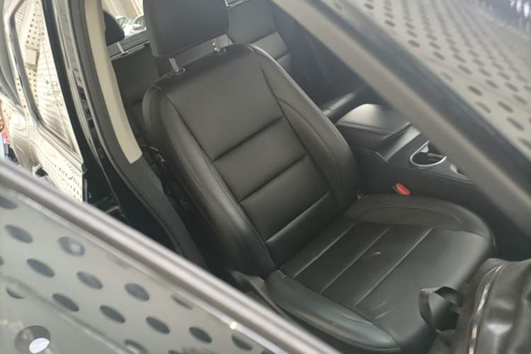 Used Great Wall Poer 2021 2.0T Commercial Version Automatic Diesel Two-Wheel Drive Elite Trim with Long Bed – GW4D20M Right Front Seat