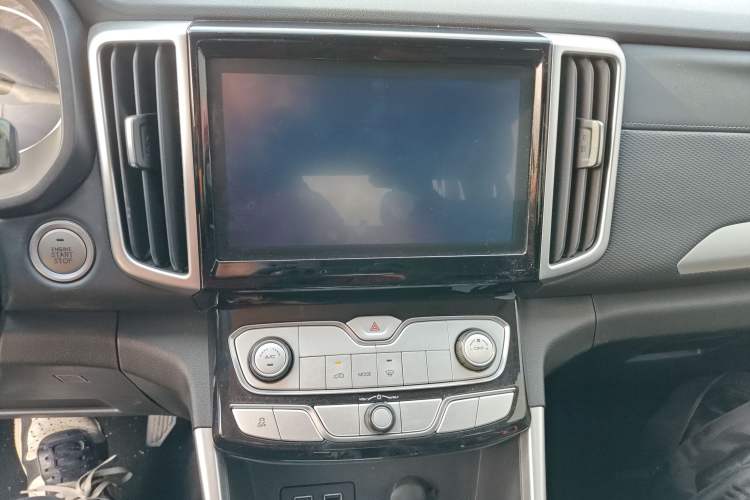 Used Great Wall Poer 2021 2.0T Commercial Version Automatic Diesel 4x4 Elite Long-Box GW4D20M Audio And AC Panel