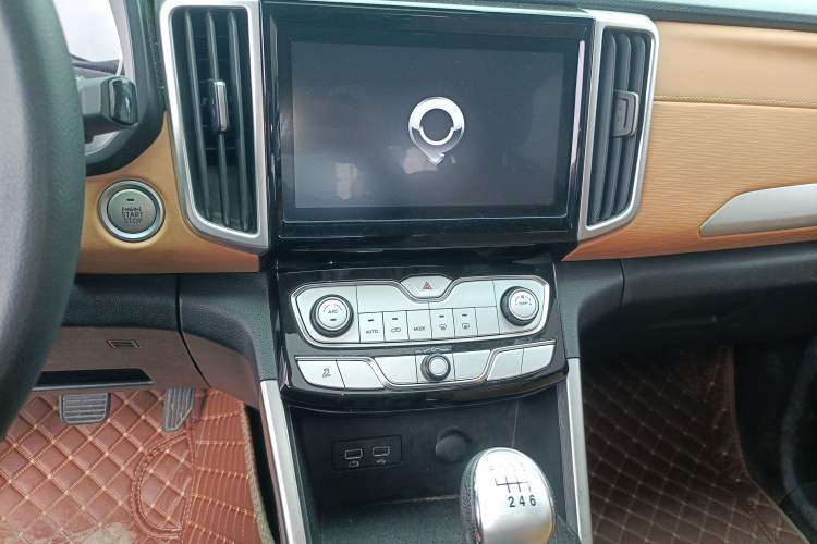 Used Great Wall Poer 2021 2.0T Commercial Version Manual Diesel 4x4 Navigation Type Long Bed GW4D20M Audio And AC Panel