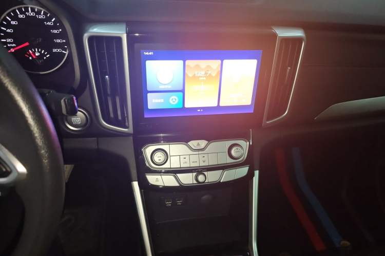 Used Great Wall Poer 2021 2.0T Commercial Version Automatic Diesel Two-Wheel Drive Elite Trim with Long Bed – GW4D20M Audio And AC Panel
