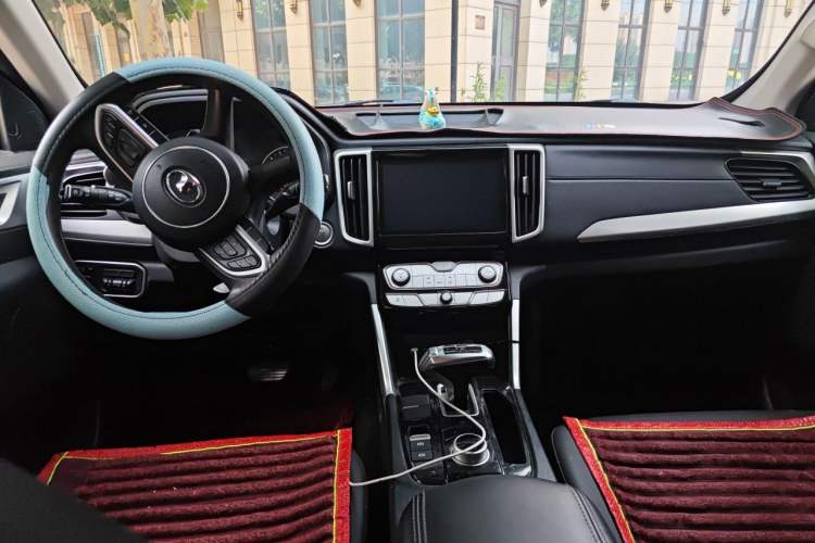 Used Great Wall Poer 2021 2.0T Commercial Version Automatic Gasoline Two-Wheel Drive Elite Trim with Long Bed – GW4C20B Center Console