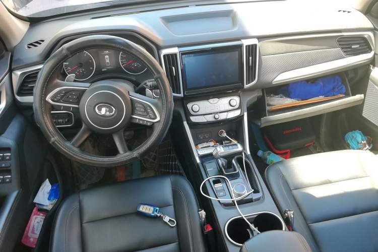 Used Great Wall Poer 2021 2.0T Commercial Version Automatic Diesel Two-Wheel Drive Elite Trim with Long Bed – GW4D20M Center Console