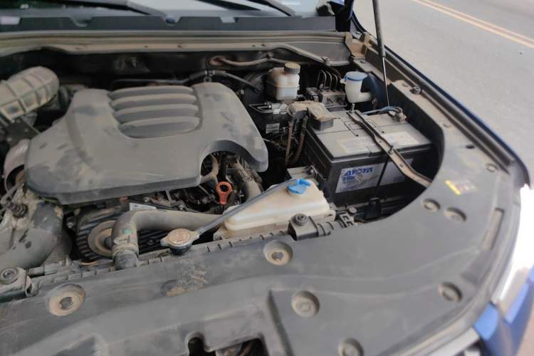Used Great Wall Poer 2021 2.0T Commercial Version Automatic Diesel 4x4 Elite Long-Box GW4D20M Engine Bay Left