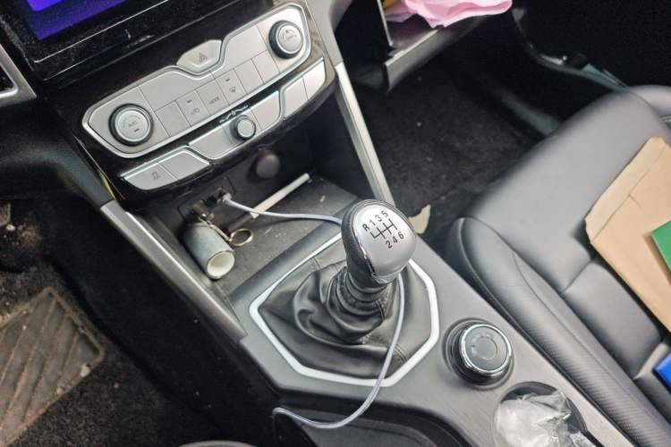 Used Great Wall Poer 2021 2.0T Commercial Version Manual Diesel 4x4 Elite Long-Box GW4D20M Gear Lever