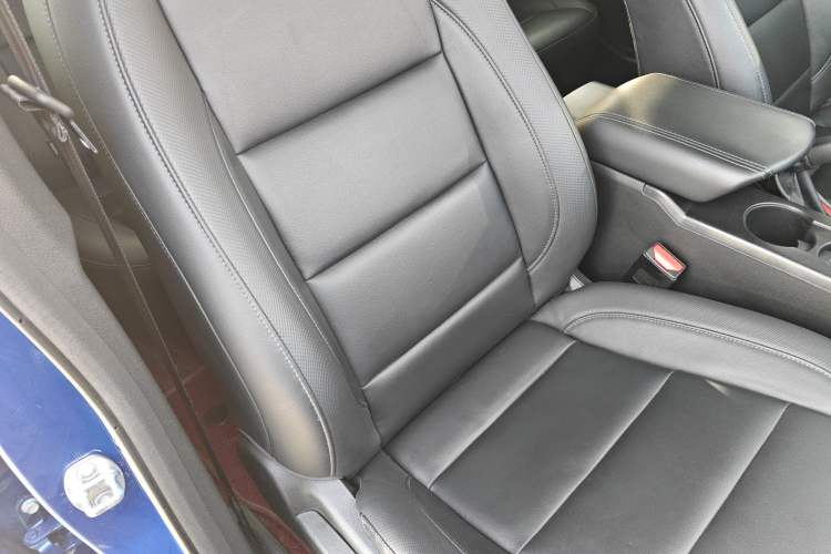 Used Great Wall Poer 2021 2.0T Commercial Version Manual Diesel Two-Wheel Drive Elite Long-Box GW4D20M Right Front Seat