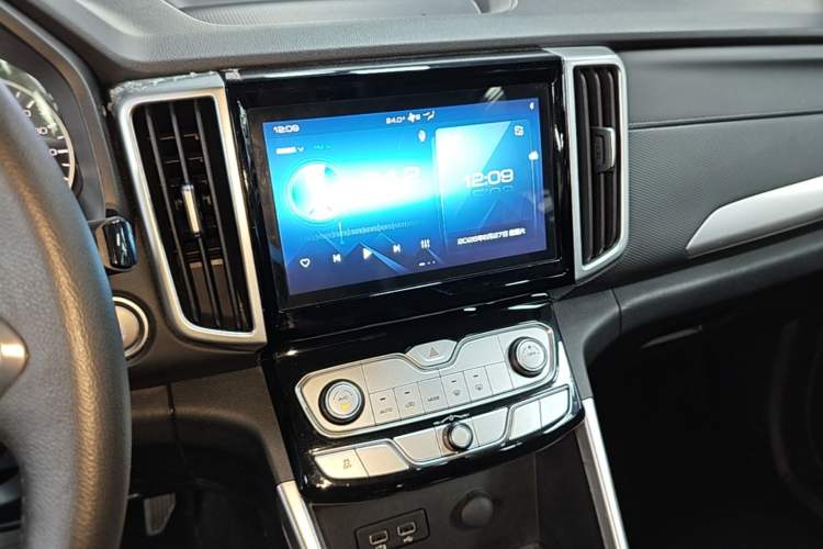 Used Great Wall Poer 2021 2.0T Commercial Version Automatic Diesel 4x4 Navigation-Ready Long-Box GW4D20M Audio And AC Panel