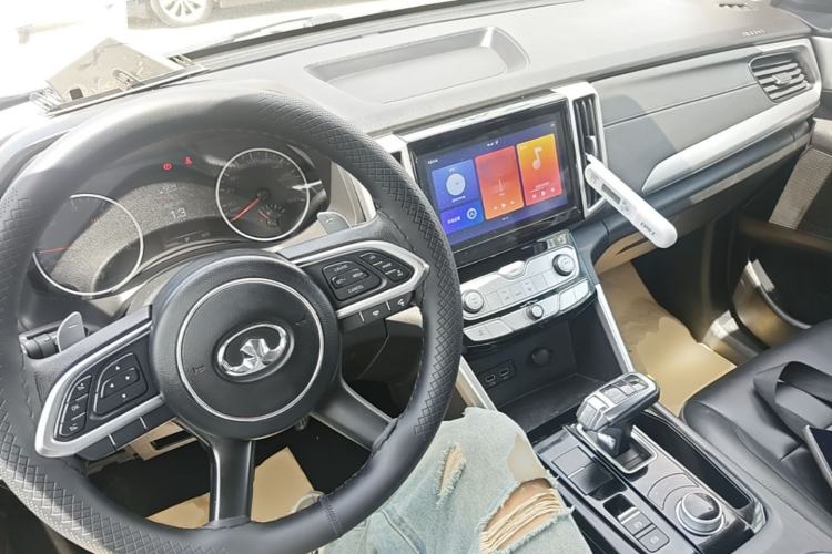 Used Great Wall Poer 2021 2.0T Commercial Version Automatic Diesel Two-Wheel Drive Elite Trim with Long Bed – GW4D20M Center Console