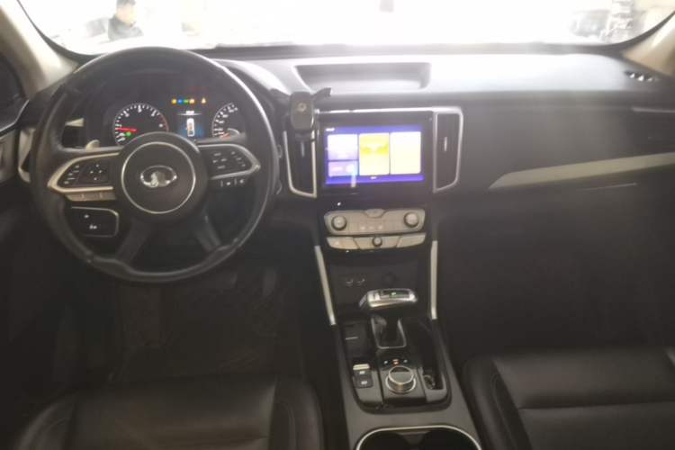 Used Great Wall Poer 2021 2.0T Commercial Version Automatic Diesel Two-Wheel Drive Elite Trim with Long Bed – GW4D20M Center Console