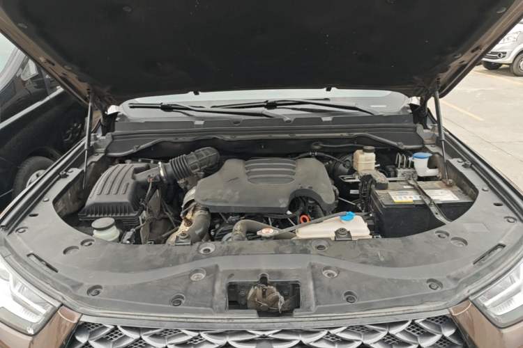 Used Great Wall Poer 2021 2.0T Commercial Version Automatic Diesel 4x4 Elite Long-Box GW4D20M Engine Bay