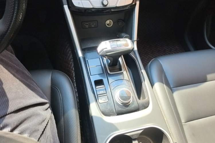 Used Great Wall Poer 2021 2.0T Commercial Version Automatic Diesel Two-Wheel Drive Elite Trim with Long Bed – GW4D20M Gear Lever