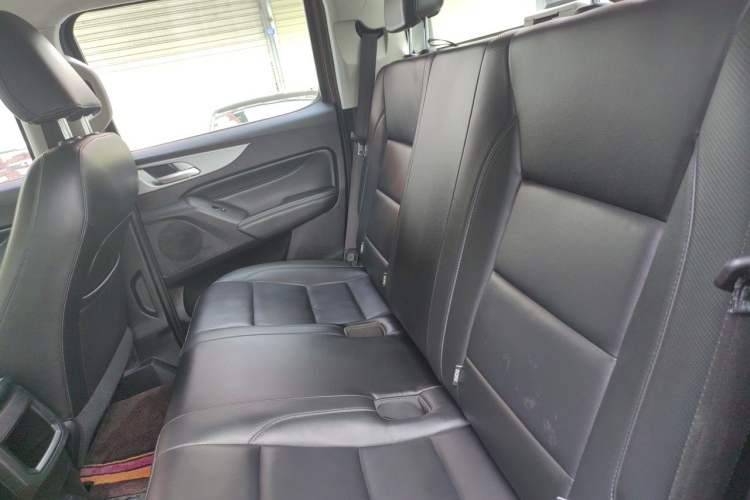 Used Great Wall Poer 2021 2.0T Commercial Version Manual Diesel 4x4 Navigation Type Long Bed GW4D20M Left Rear Seat