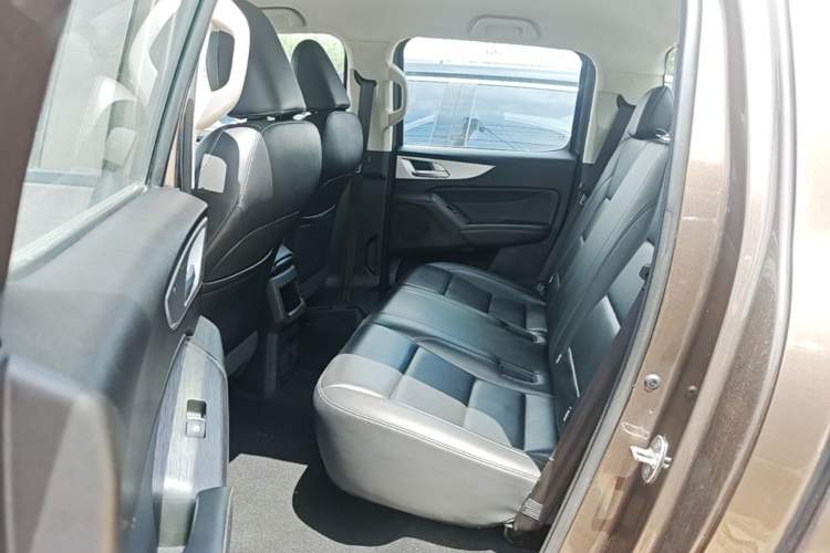Used Great Wall Poer 2021 2.0T Commercial Version Automatic Diesel Two-Wheel Drive Elite Trim with Long Bed – GW4D20M Left Rear Seat