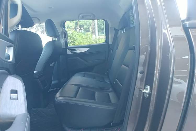 Used Great Wall Poer 2021 2.0T Commercial Version Automatic Diesel Two-Wheel Drive Elite Trim with Long Bed – GW4D20M Left Rear Seat