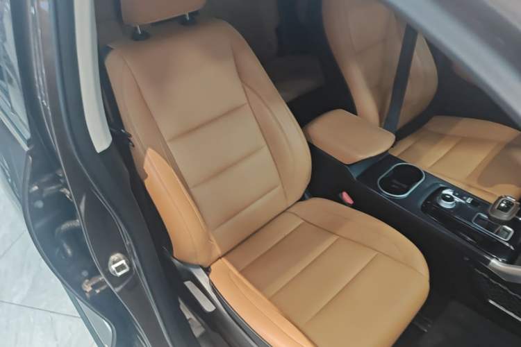 Used Great Wall Poer 2021 2.0T Commercial Version Automatic Diesel 4x4 Elite Standard Box GW4D20M Right Front Seat