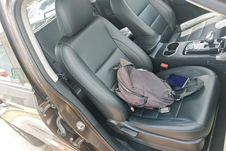 Used Great Wall Poer 2021 2.0T Commercial Version Automatic Diesel Two-Wheel Drive Elite Trim with Long Bed – GW4D20M Right Front Seat