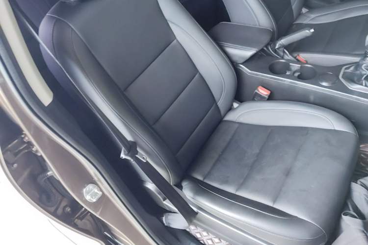 Used Great Wall Poer 2021 2.0T Commercial Version Manual Diesel Two-Wheel Drive Elite Long-Box GW4D20M Right Front Seat