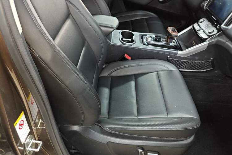 Used Great Wall Poer 2021 2.0T Commercial Version Automatic Diesel 4x4 Navigation-Ready Long-Box GW4D20M Right Front Seat