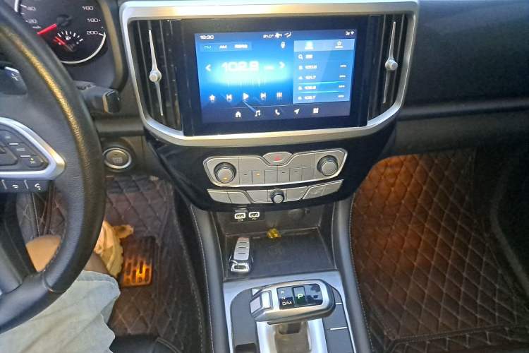 Used Great Wall Poer 2021 2.0T Global Version Automatic Diesel 4x4 Comfort Trim Standard Box GW4D20M Audio And AC Panel