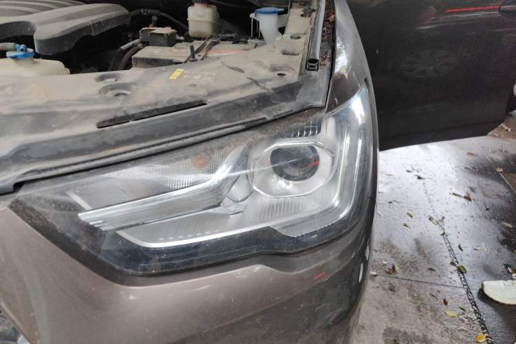 Used Great Wall Poer 2021 2.0T Commercial Version Automatic Diesel 4x4 Elite Long-Box GW4D20M Engine Bay Left