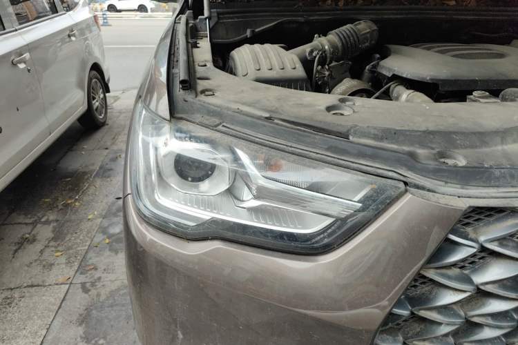 Used Great Wall Poer 2021 2.0T Commercial Version Automatic Diesel 4x4 Elite Long-Box GW4D20M Engine Bay Right