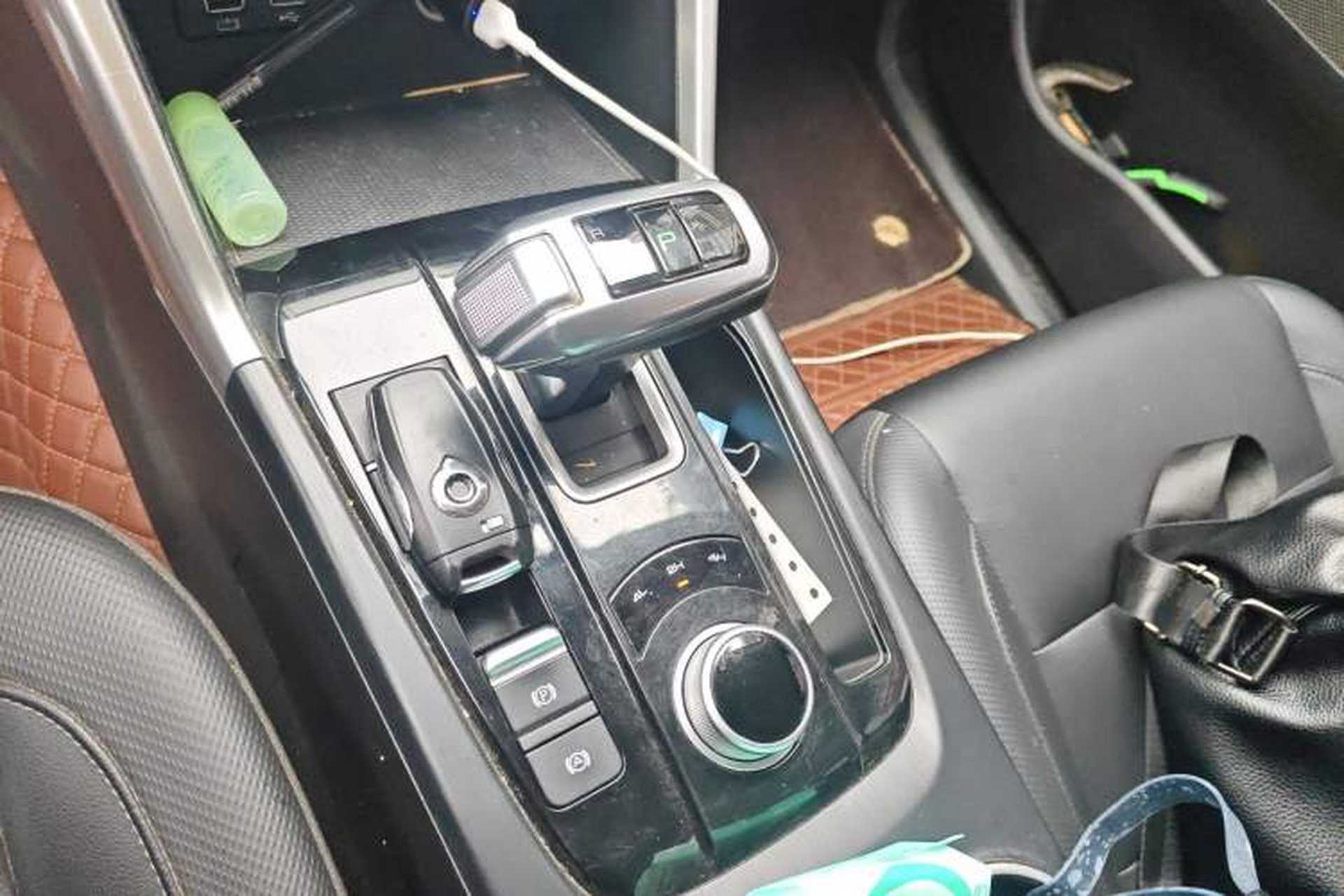 Used Great Wall Poer 2021 2.0T Commercial Version Automatic Gasoline 4x4 Elite Trim with Long Bed – GW4C20B Gear Lever