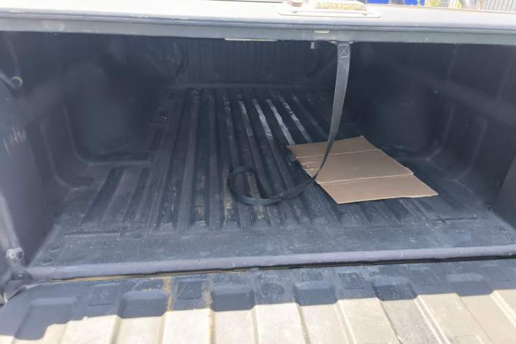 Used Great Wall Poer 2021 2.0T Commercial Version Manual Diesel 4x4 Elite Long-Box GW4D20M Trunk