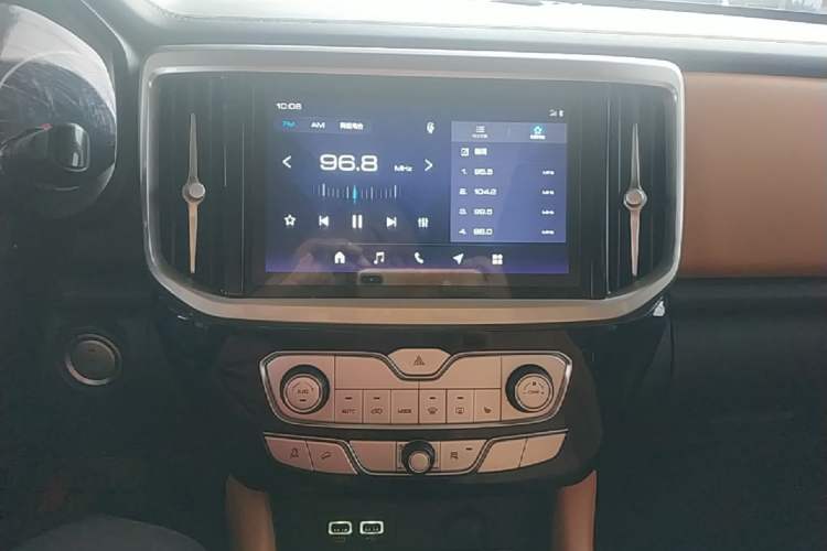 Used Great Wall Poer 2021 2.0T Global Version Automatic Diesel 4x4 Sporty Standard Cab GW4D20M Audio And AC Panel