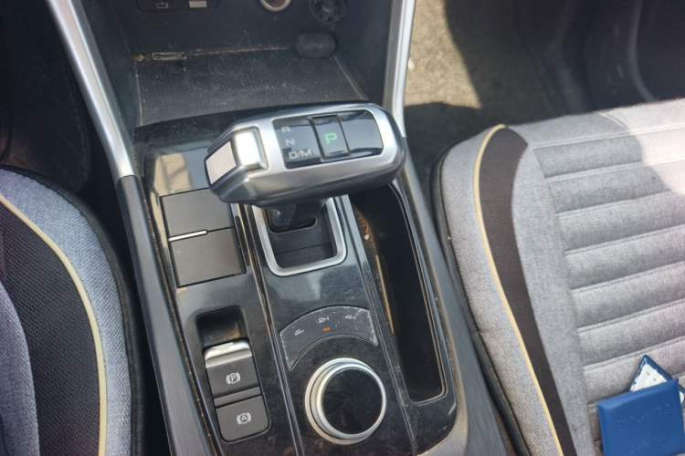 Used Great Wall Poer 2021 2.0T Commercial Version Automatic Gasoline 4x4 Elite Trim with Long Bed – GW4C20B Gear Lever