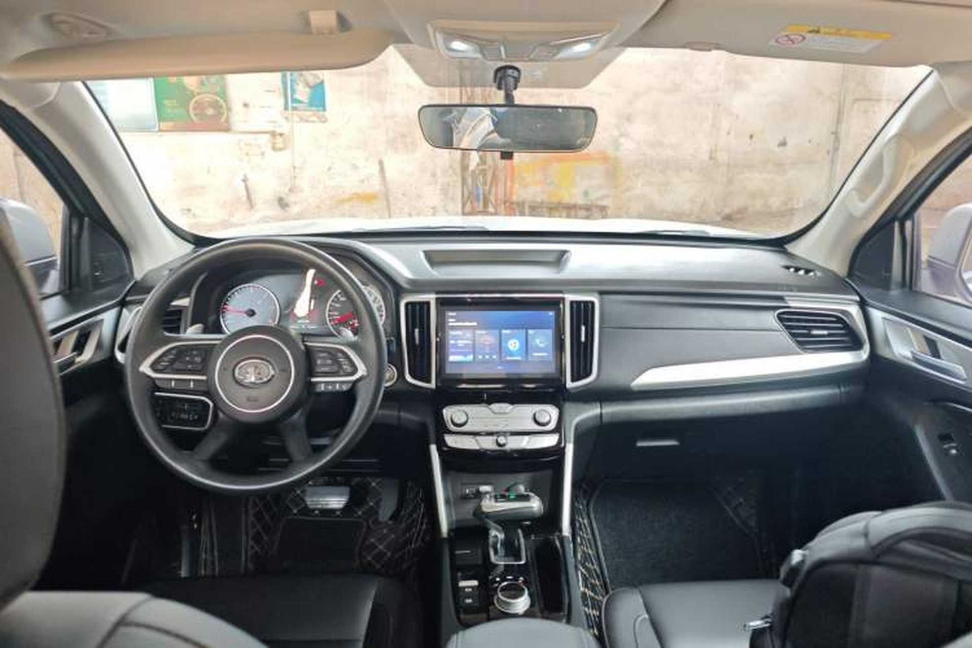 Used Great Wall Poer 2021 2.0T Commercial Version Automatic Diesel Two-Wheel Drive Elite Trim with Long Bed – GW4D20M Center Console