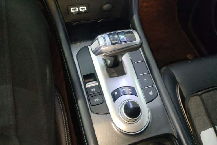 Used Great Wall Poer 2021 2.0T Global Version Automatic Gasoline 4x4 Comfort Trim Standard Cab GW4C20B Gear Lever