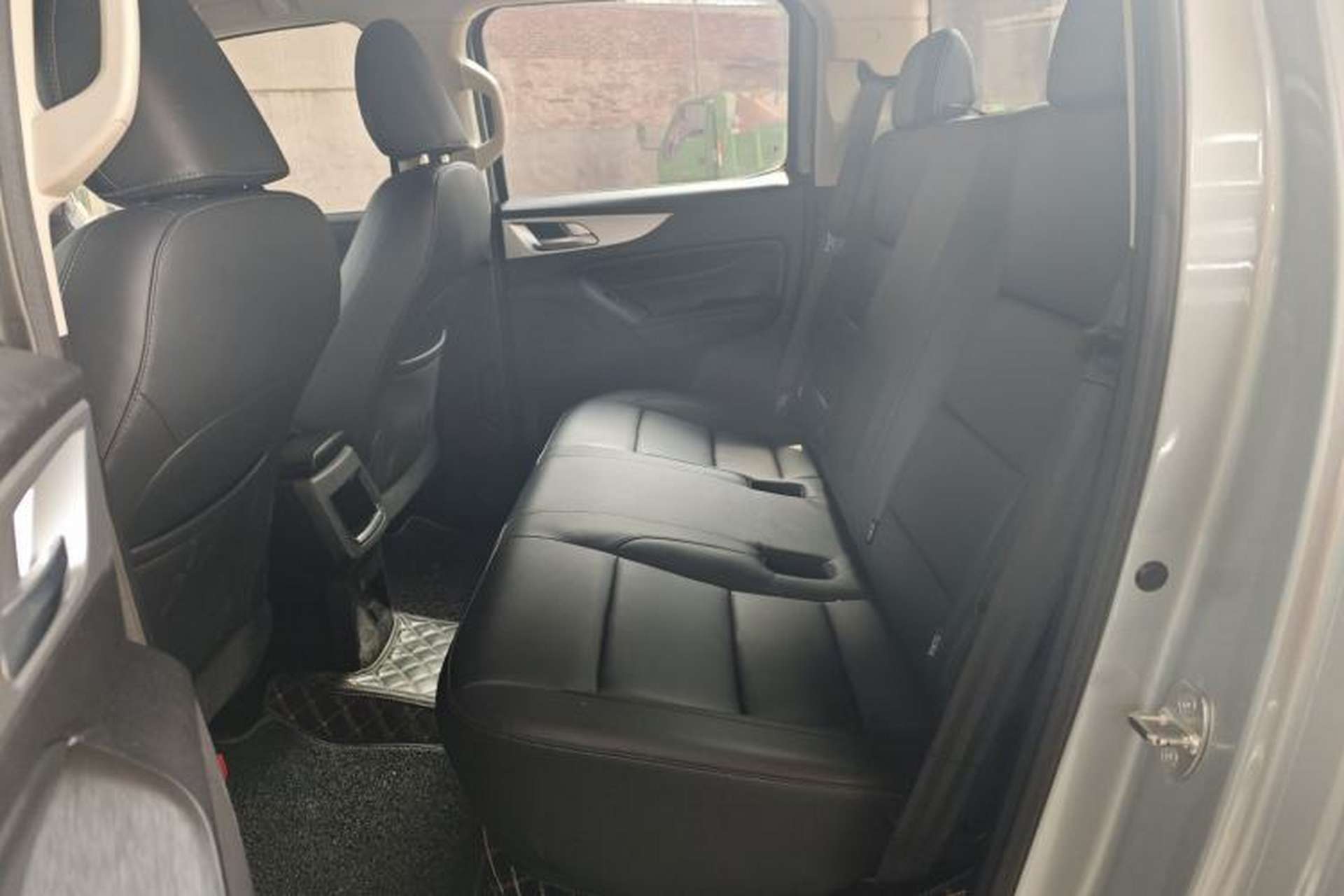 Used Great Wall Poer 2021 2.0T Commercial Version Automatic Diesel Two-Wheel Drive Elite Trim with Long Bed – GW4D20M Left Rear Seat
