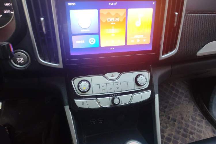 Used Great Wall Poer 2021 2.0T Commercial Version Manual Diesel 4x4 Elite Standard Box GW4D20M Audio And AC Panel