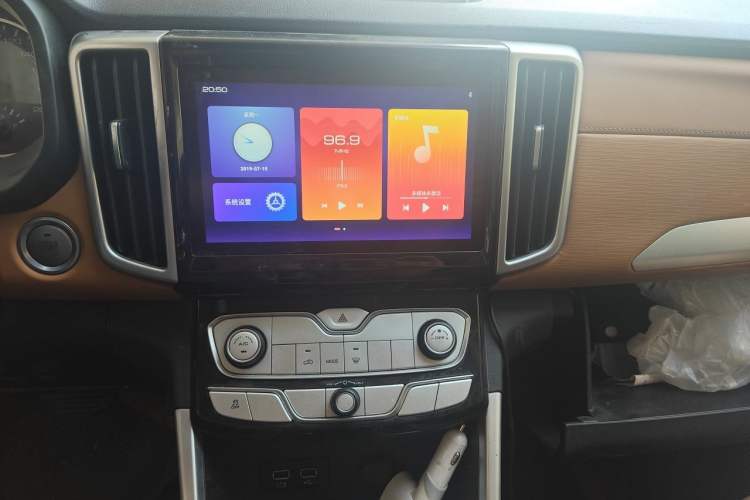 Used Great Wall Poer 2021 2.0T Commercial Version Automatic Diesel Two-Wheel Drive Elite Trim with Long Bed – GW4D20M Audio And AC Panel