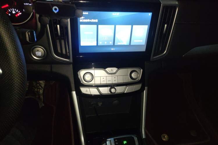 Used Great Wall Poer 2021 2.0T Commercial Version Automatic Diesel 4x4 Elite Long-Box GW4D20M Audio And AC Panel