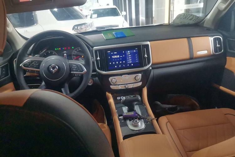 Used Great Wall Poer 2021 2.0T Global Version Automatic Diesel 4x4 Sporty Standard Cab GW4D20M Center Console