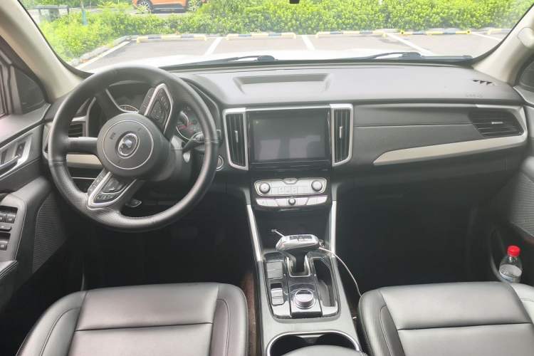 Used Great Wall Poer 2021 2.0T Commercial Version Automatic Diesel Two-Wheel Drive Elite Trim with Long Bed – GW4D20M Center Console