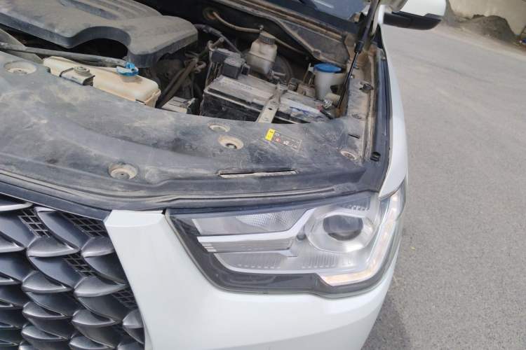 Used Great Wall Poer 2021 2.0T Commercial Version Manual Diesel 4x4 Elite Long-Box GW4D20M Engine Bay Left