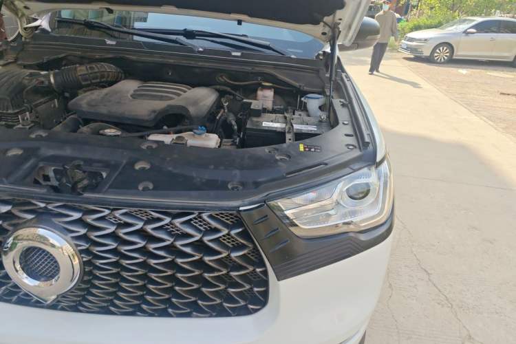 Used Great Wall Poer 2021 2.0T Commercial Version Automatic Diesel 4x4 Navigation-Ready Long-Box GW4D20M Engine Bay Left