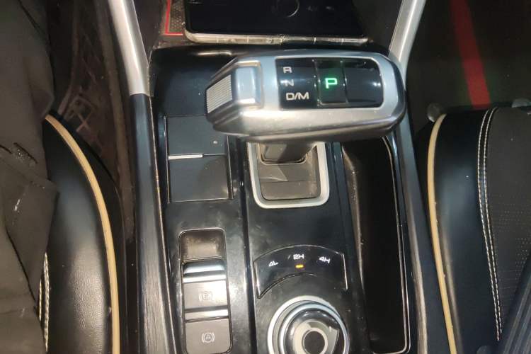 Used Great Wall Poer 2021 2.0T Commercial Version Automatic Gasoline 4x4 Elite Trim with Long Bed – GW4C20B Gear Lever
