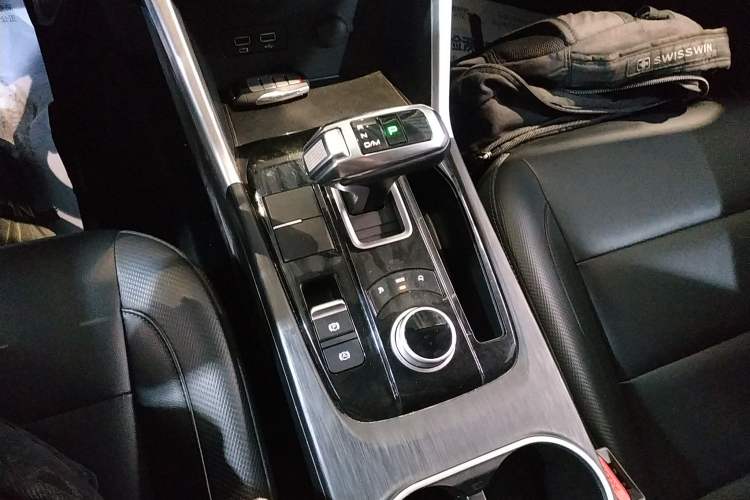 Used Great Wall Poer 2021 2.0T Commercial Version Automatic Gasoline Two-Wheel Drive Elite Trim with Long Bed – GW4C20B Gear Lever