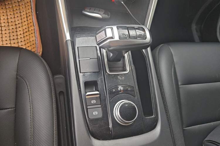 Used Great Wall Poer 2021 2.0T Commercial Version Automatic Diesel Two-Wheel Drive Elite Trim with Long Bed – GW4D20M Gear Lever