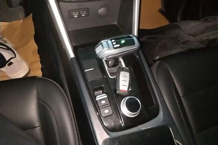 Used Great Wall Poer 2021 2.0T Commercial Version Automatic Diesel Two-Wheel Drive Elite Trim with Long Bed – GW4D20M Gear Lever