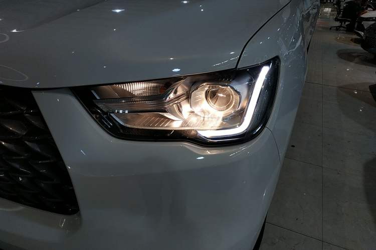 Used Great Wall Poer 2021 2.0T Commercial Version Automatic Gasoline Two-Wheel Drive Elite Trim with Long Bed – GW4C20B Left Front Headlight