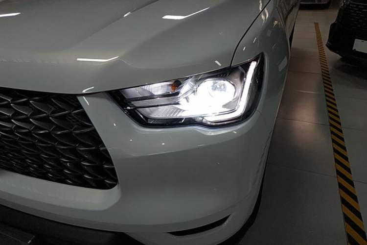 Used Great Wall Poer 2021 2.0T Commercial Version Automatic Diesel Two-Wheel Drive Elite Trim with Long Bed – GW4D20M Left Front Headlight